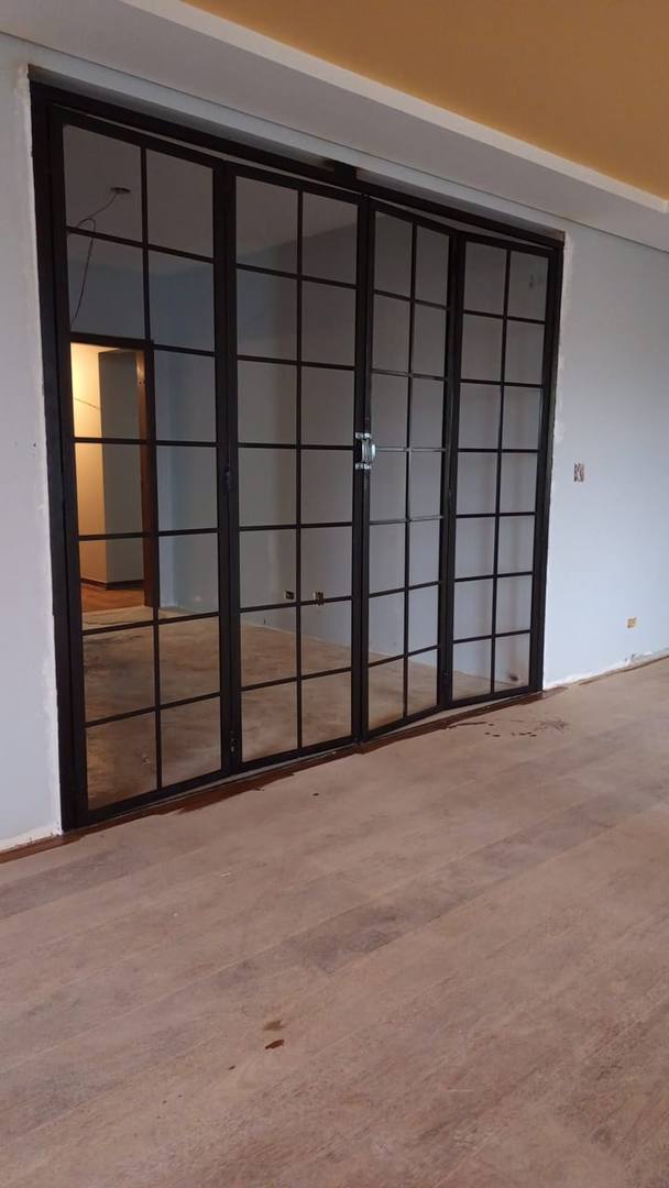 Esquadria e porta de ferro com vidro estilo industrial